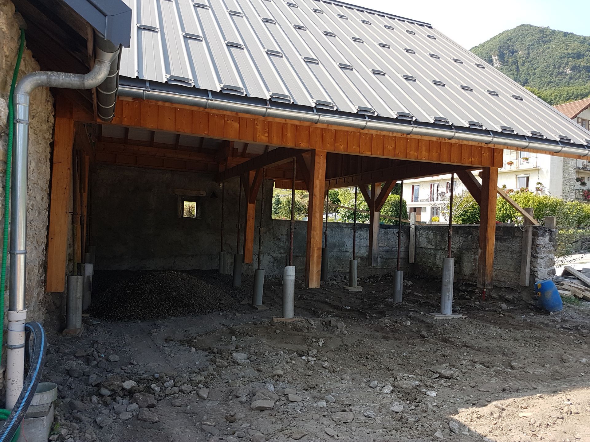 Exemple d'un aménagement extérieur avec carport et emplacements multiples pour les véhicules à garer