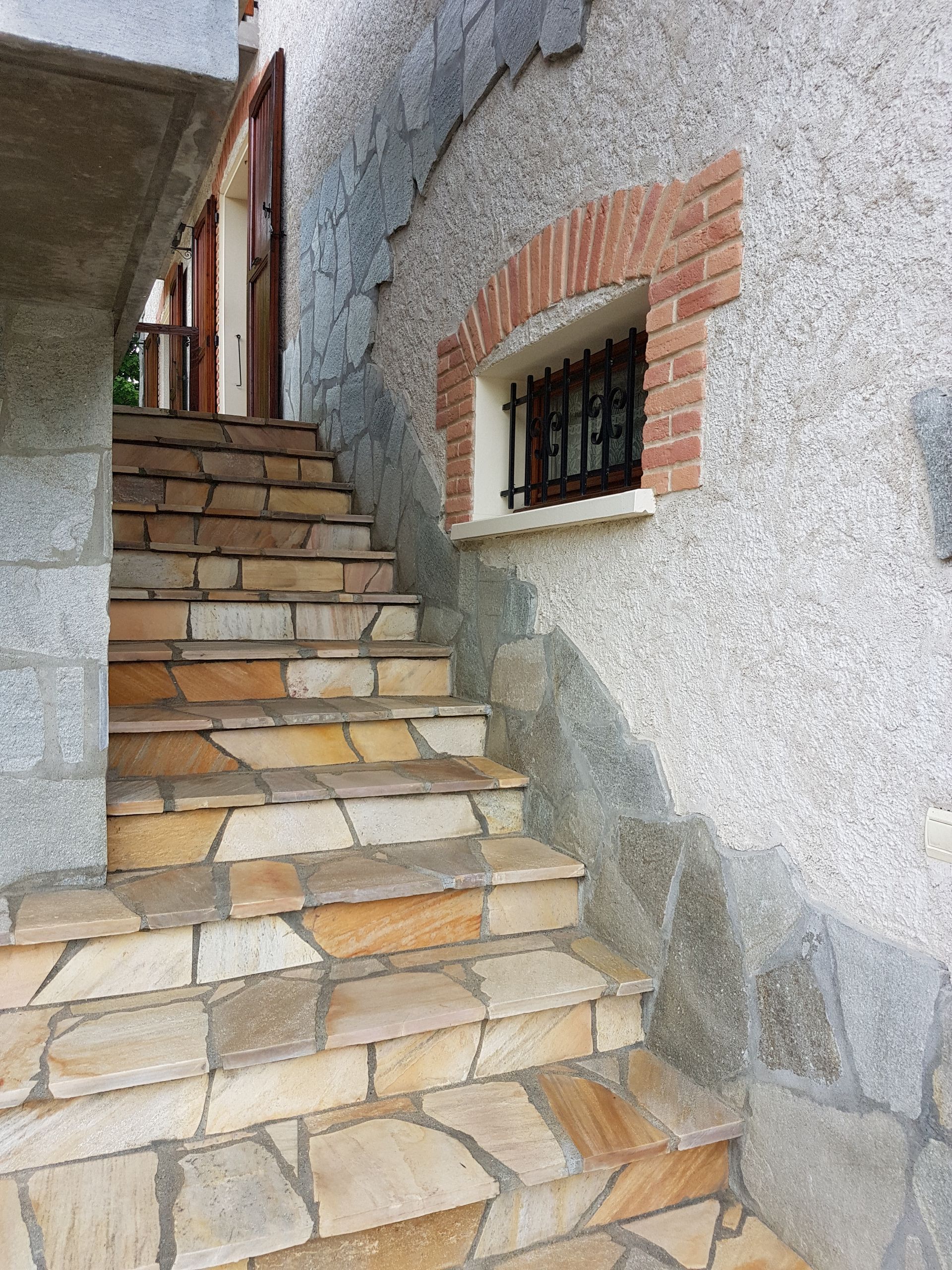 Travaux de maçonnerie pour la conception d'un escalier extérieur en pierre aménagé en villa individuelle
