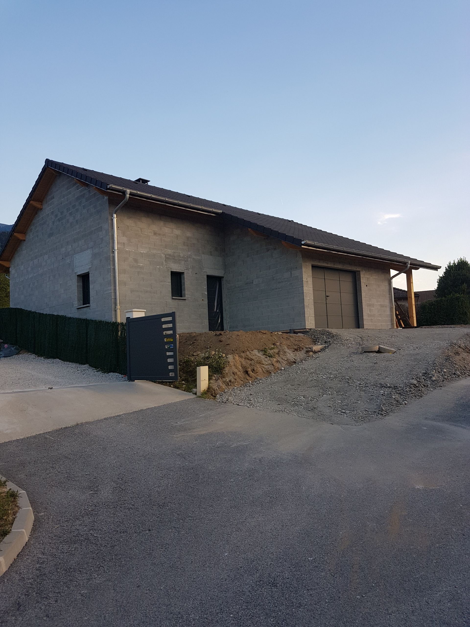 Maison individuelle construite avec murs et toit mais pour l'instant sans la peinture murale extérieure