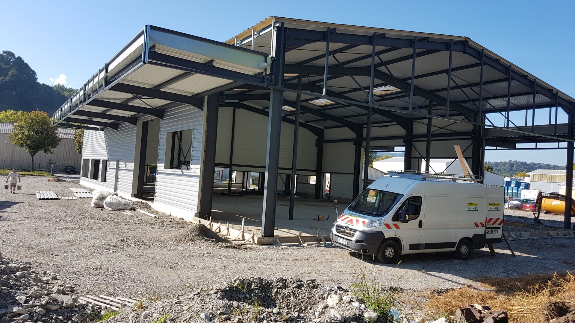 Édifice professionnel ouvert, mis en place avec des travaux de terrassement, de maçonnerie, et de toiture