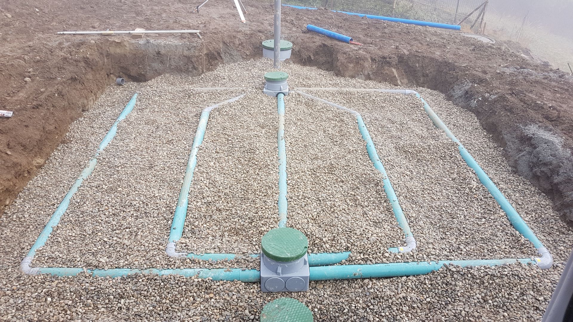 Travaux de terrassement avec la mise en place du réseau d'alimentation en eau du bâtiment