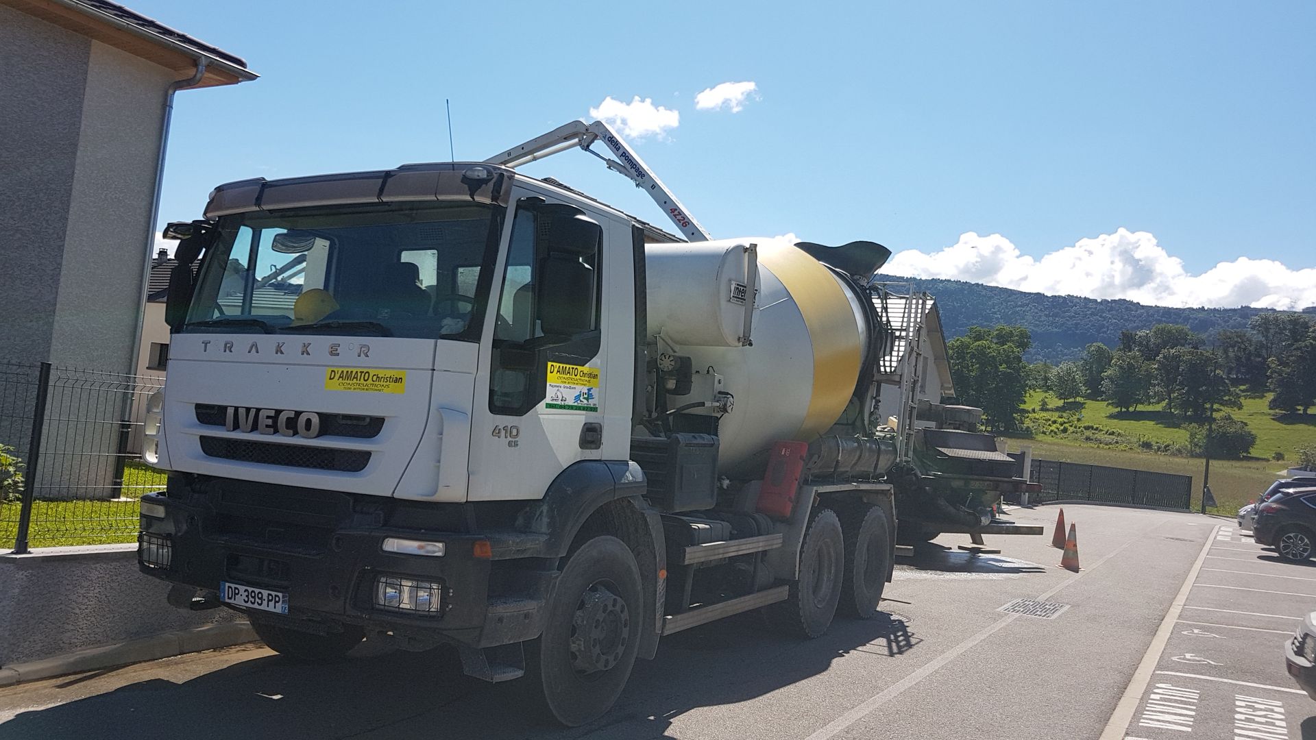 Bétonnière de D'Amato Christian Constructions garée pour livrer du béton prêt à l'emploi
