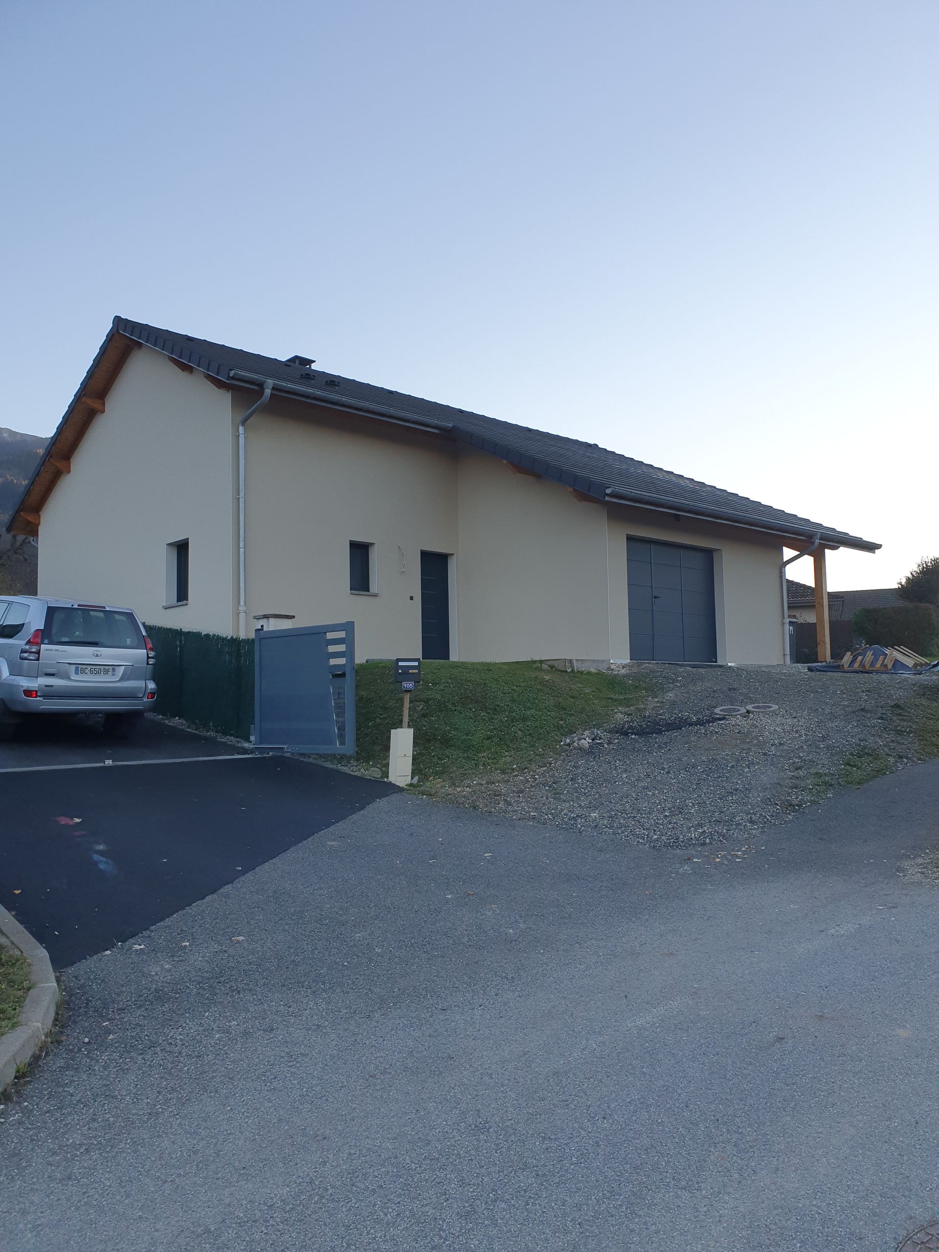 Villa individuelle construite avec menuiseries métalliques, et un espace de garage ménagé à gauche