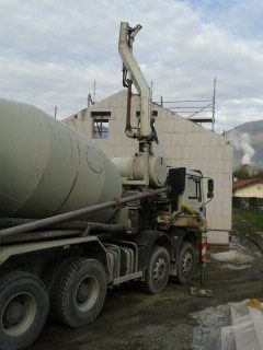 Bétonnière portée en cours de livraison d'un béton prêt à l'emploi pour tout chantier