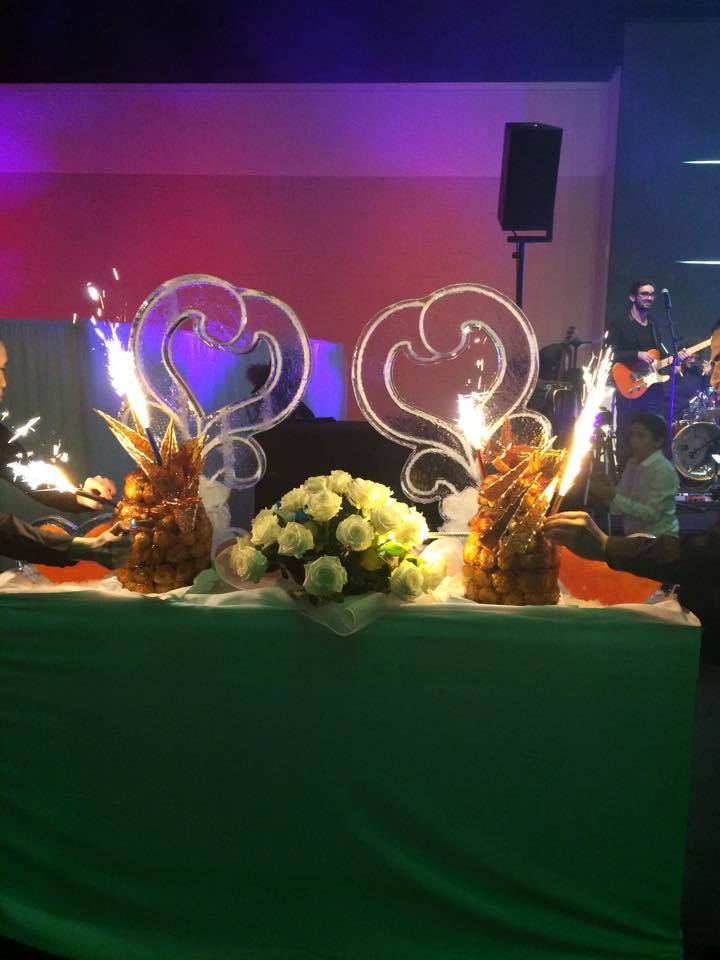 Sculptures décoratives de glace en forme de cœurs