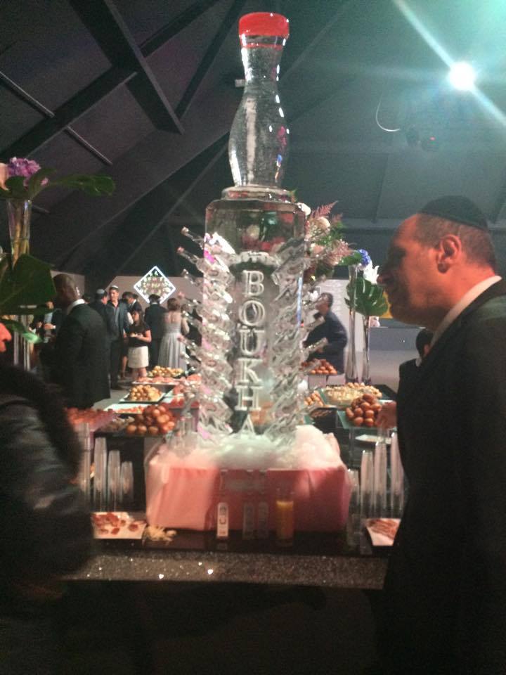 Grande bouteille en glace avec plusieurs vraies bouteilles insérées dedans