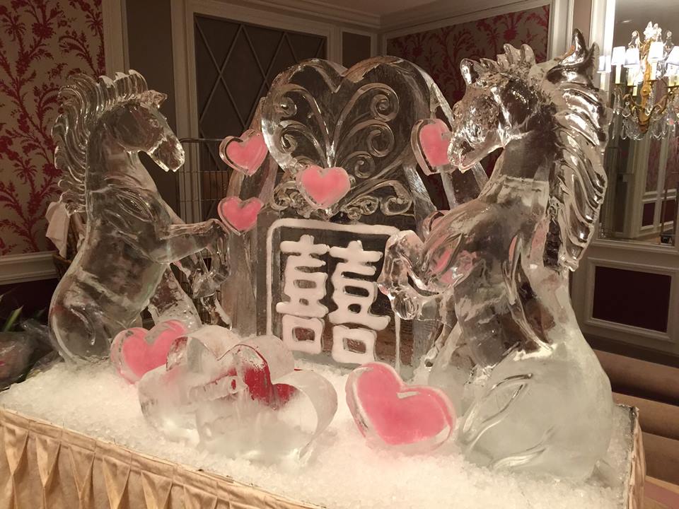 Sculpture de glace représentant des chevaux et des cœurs
