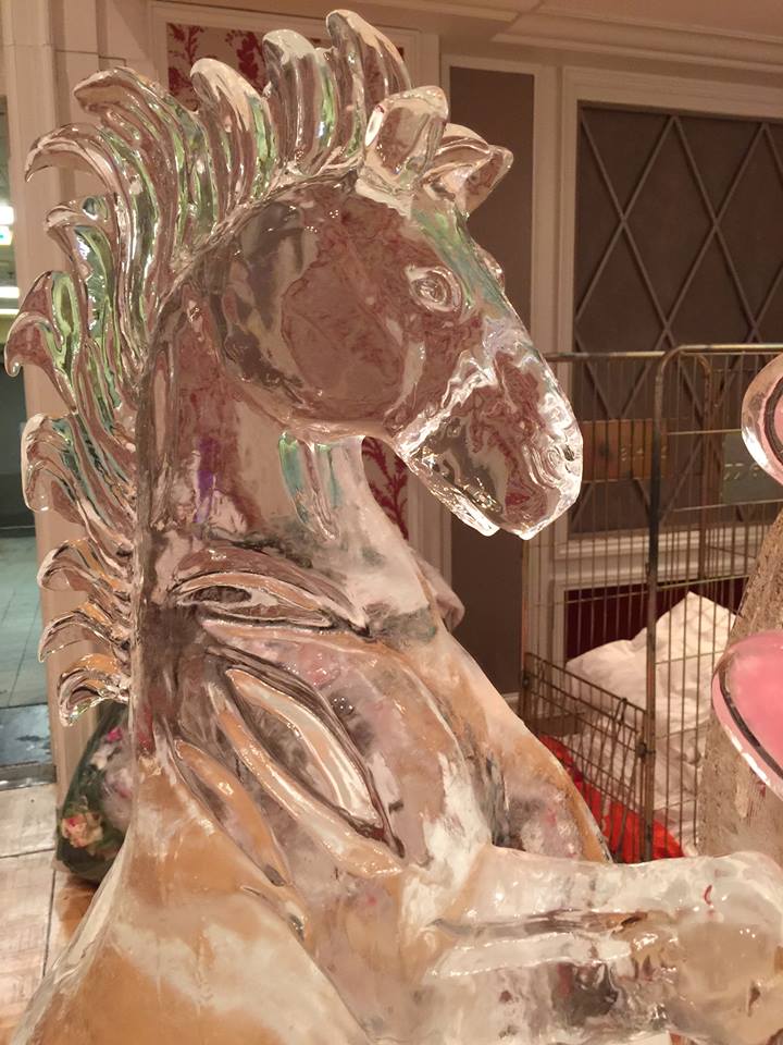 Chevaux sculptés dans la glace