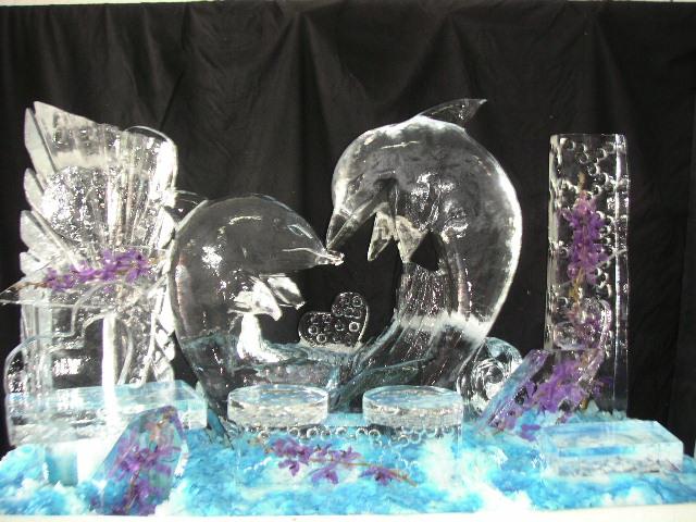 Sculpture de glace avec deux dauphins