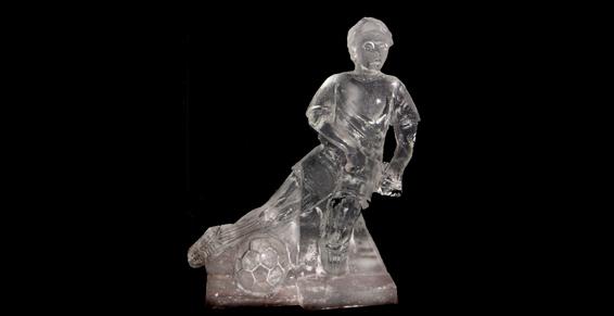 Sculpture de footballeur en glace