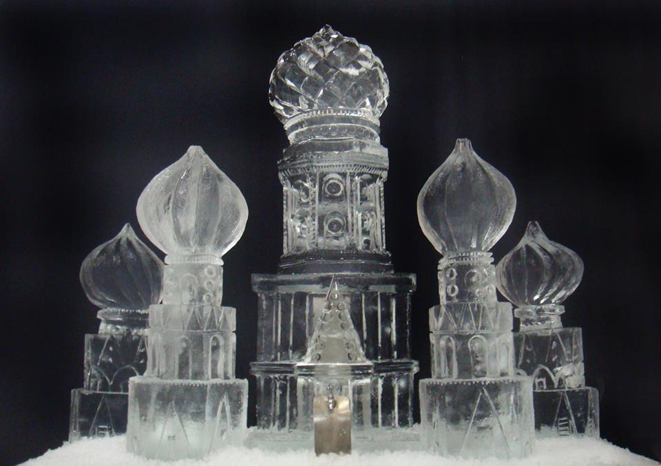 Monument sculpté dans la glace