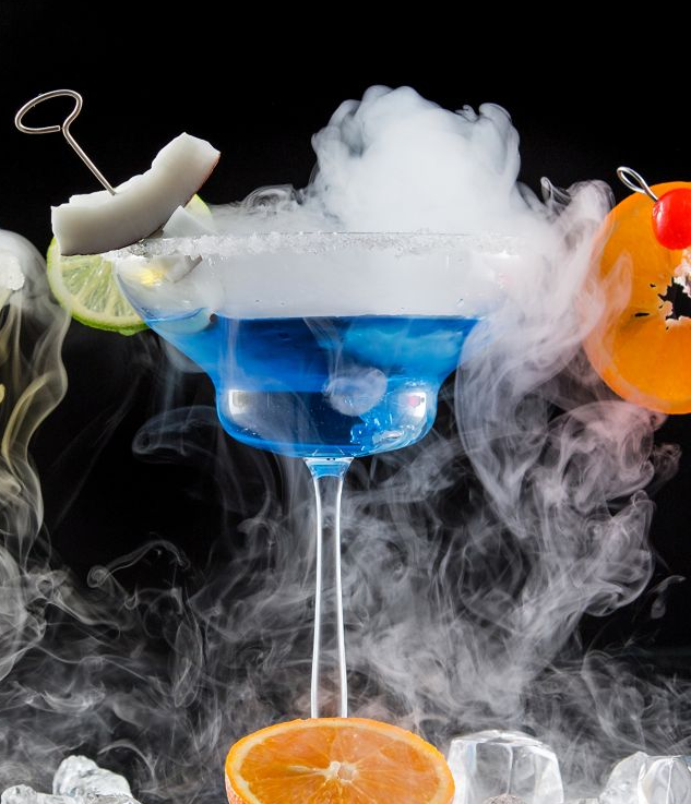 Cocktail bleu avec de la glace carbonique faisant des effets de fumée