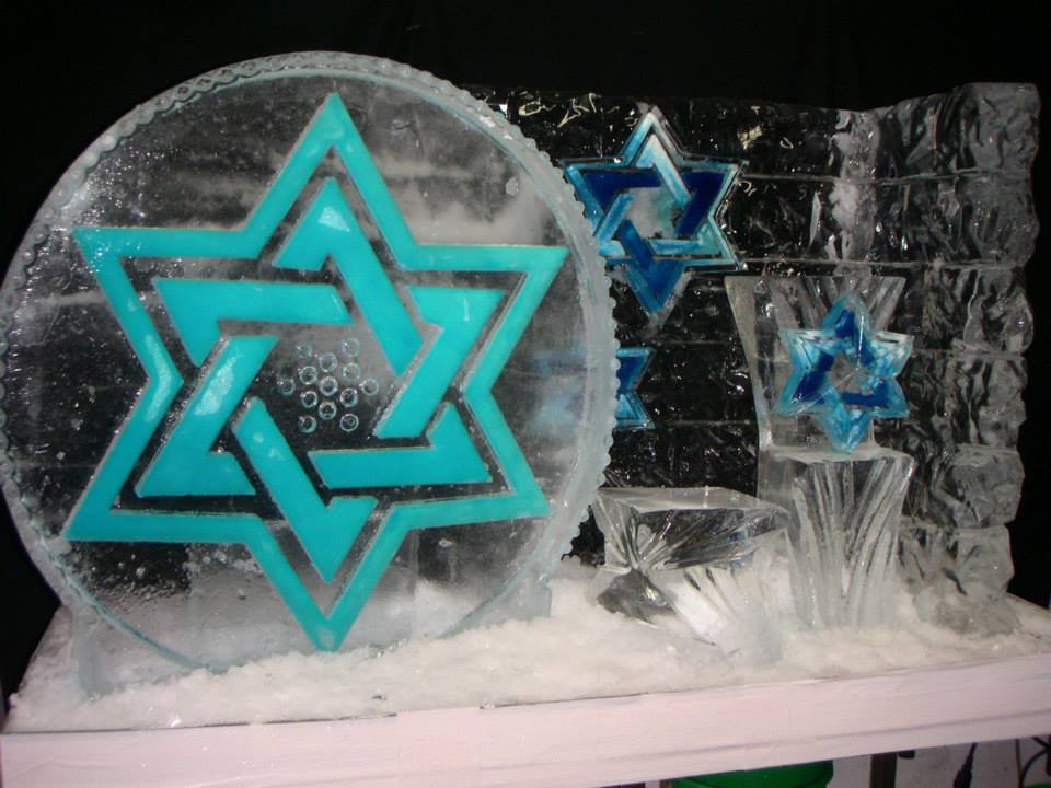 Sculpture de glace avec des étoiles de David