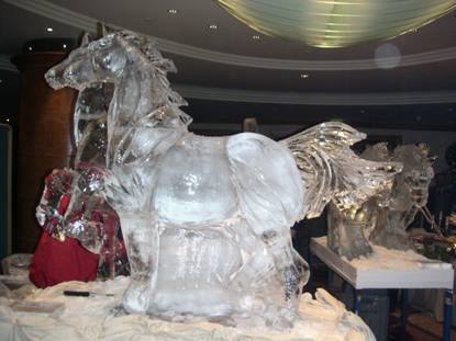 Sculpture de glace représentant des chevaux au galop