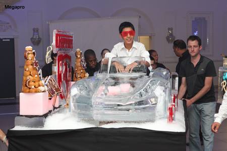 Sculpture de Ferrari en glace avec un jeune homme dedans