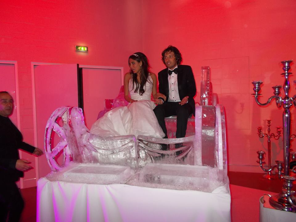 Chariot de glace avec un couple de mariés dedans