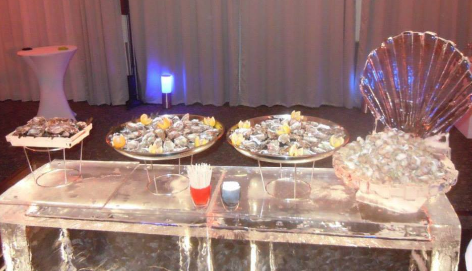 Plateau d'huîtres sur une table en glace