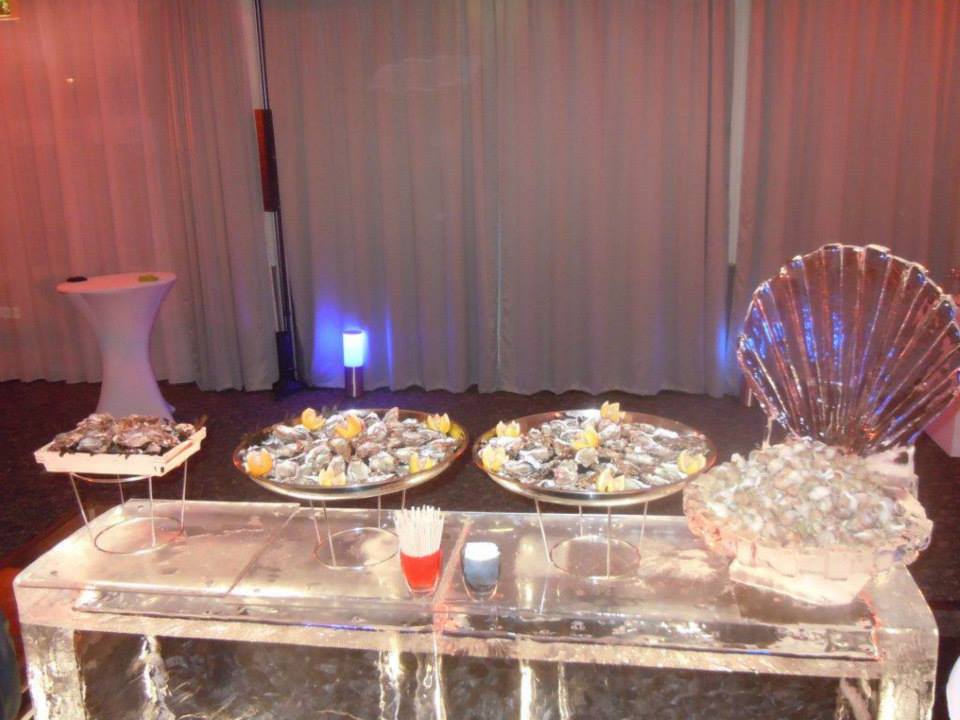 Buffet avec sculptures de glace décoratives en forme de coquillages