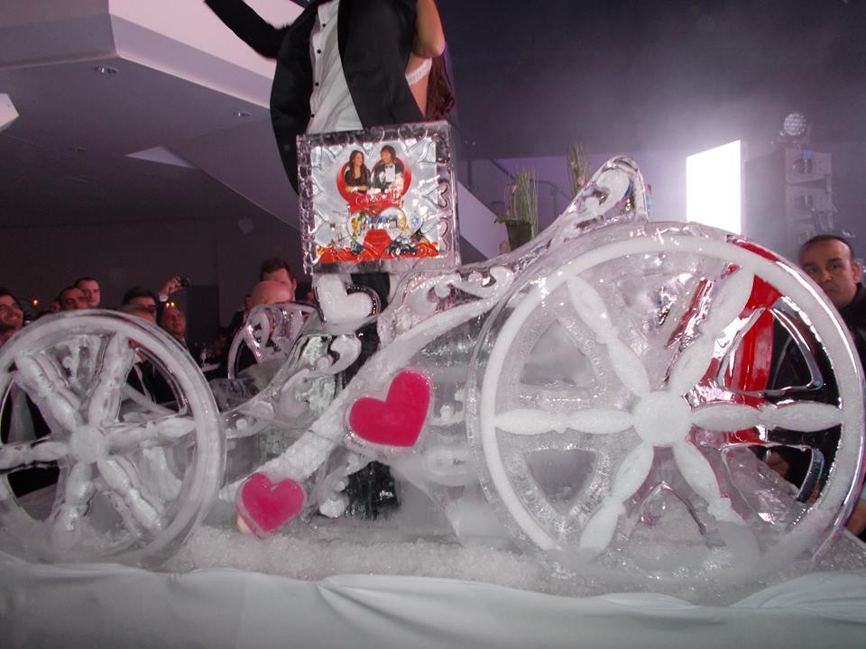 Chariot de glace avec une photo de deux mariés