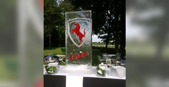 Sculpture du logo Ferrari en glace