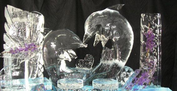 Sculpture d'un couple de dauphins en glace