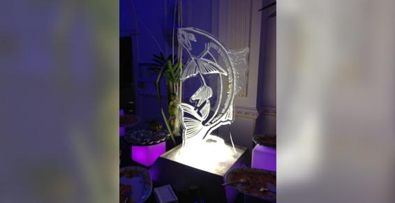 Sculpture de glace représentant un poisson sautant hors de l'eau