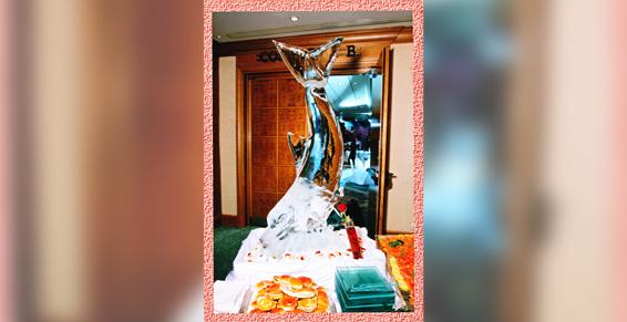 Sculpture de dauphin en glace au-dessus d'un buffet