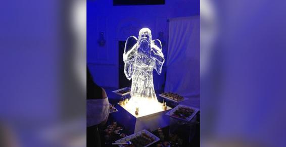 Sculpture d'ange en glace avec un piédestal lumineux