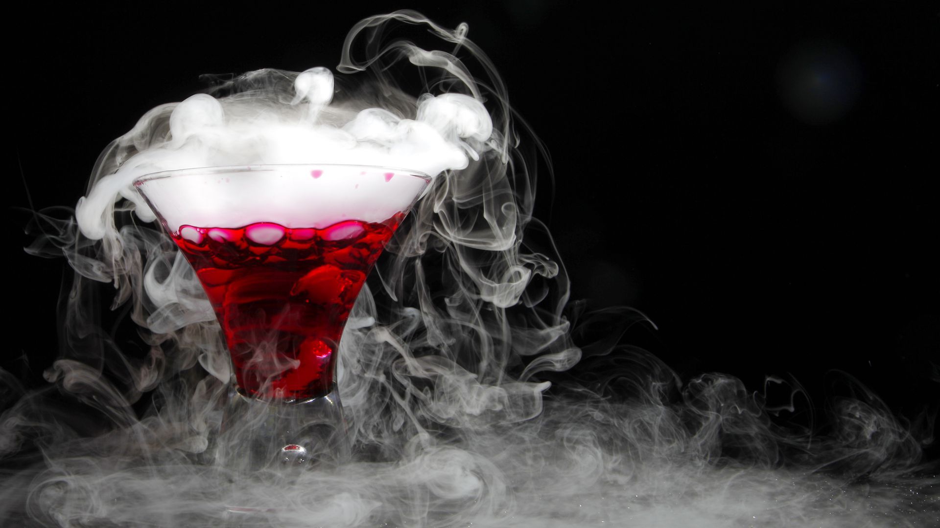 Cocktail avec de la glace carbonique qui crée un effet de fumée