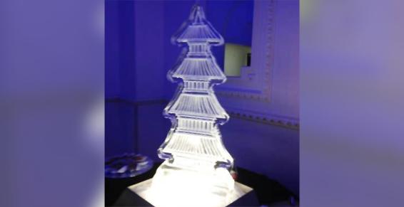 Sculpture de glace représentant un monument