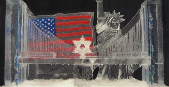 Sculpture de glace représentant un pont avec la statue de la liberté et le drapeau des États-Unis