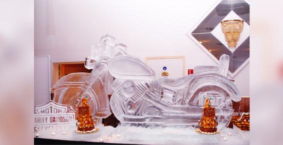Sculpture d'une moto Harley Davidson en glace