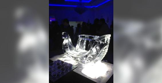 Sculpture de glace en forme de gondole