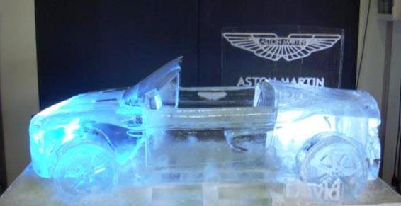 Aston Martin sculptée en glace