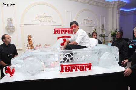 Sculpture d'une Ferrari en glace dans laquelle on peut s'assoir