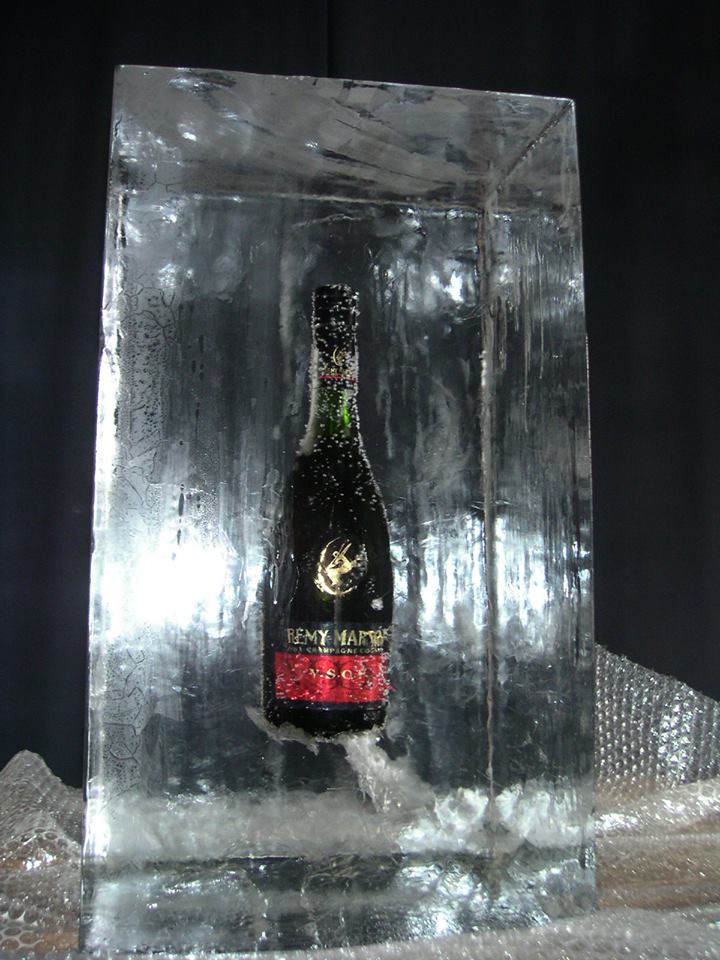 Bouteille de champagne dans un bloc de glace