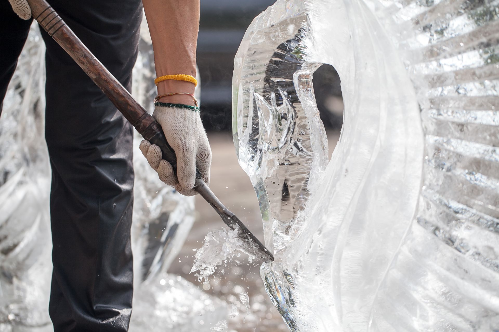 Artisan sculptant un cygne dans la glace