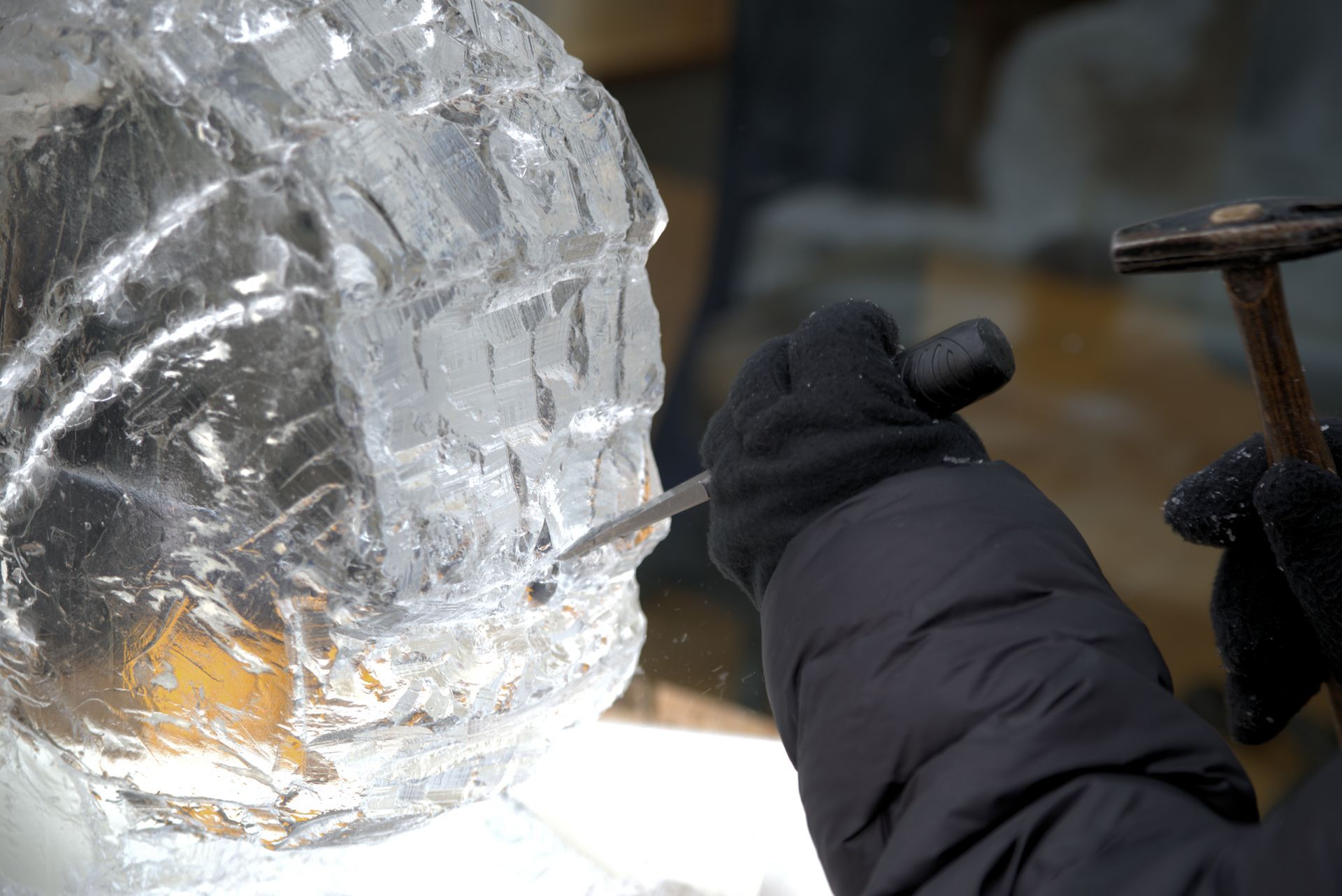 Artisan sculptant un bloc de glace