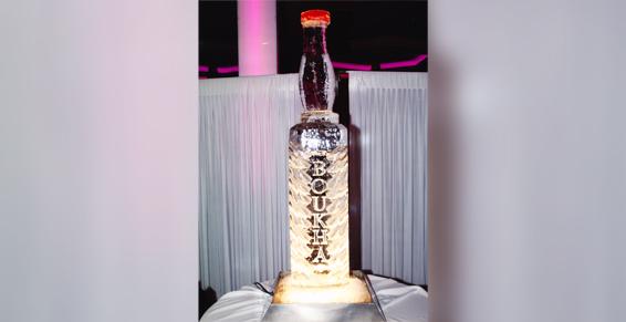 Bouteille d'alcool sculptée dans la glace