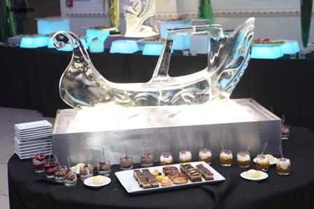 Sculpture d'une coque de bateau avec un buffet devant