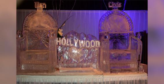 Sièges taillés dans la glace avec les lettres Hollywood au centre