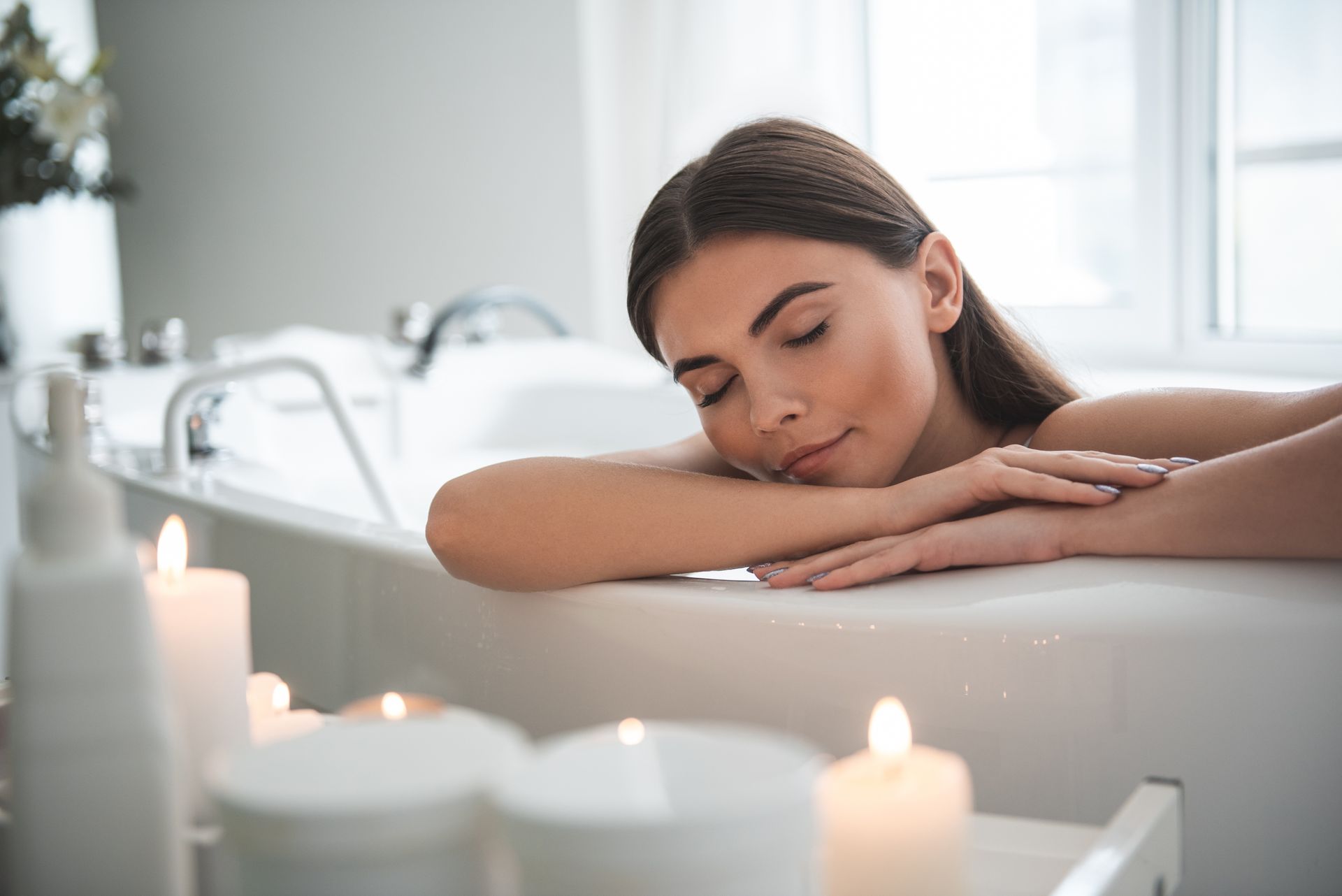 Une jeune femme se relaxe dans sa baignoire