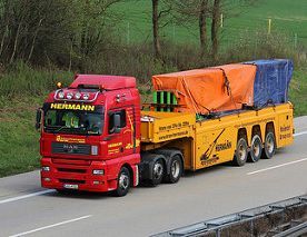 Laster mit Kran auf Autobahn