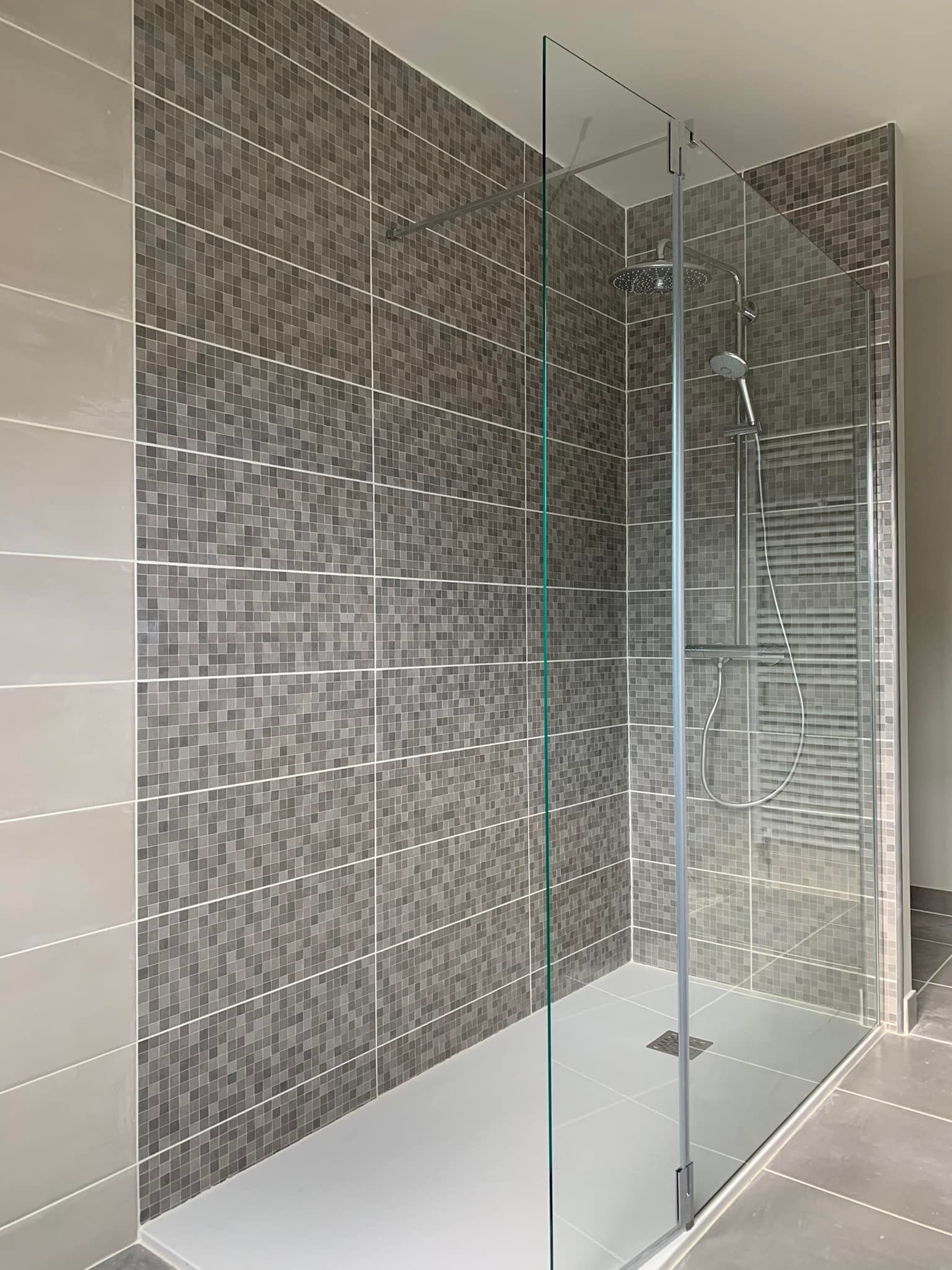 Cabine de douche avec carrelage en mosaïque gris