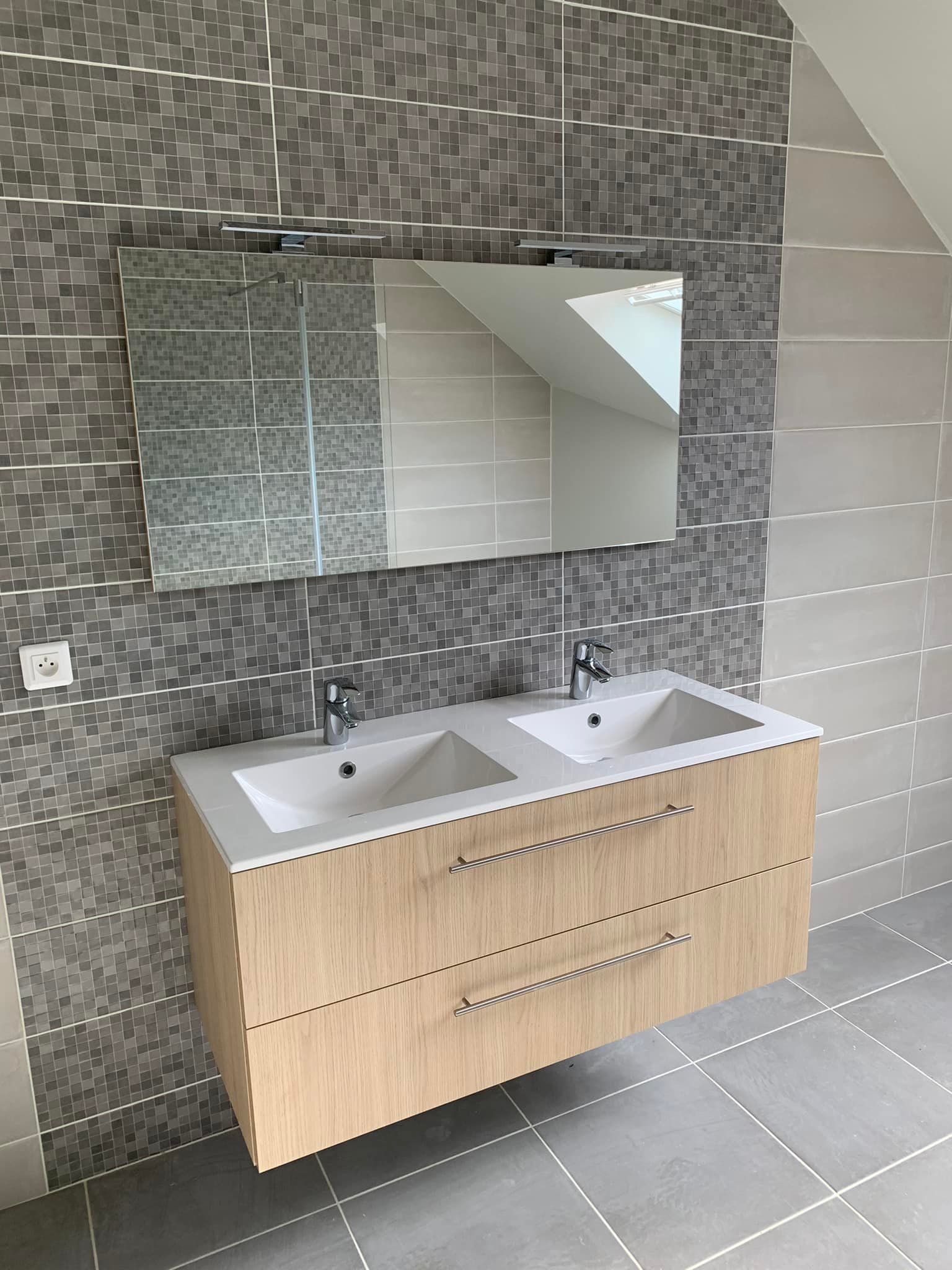 Double vasque dans une salle de bains avec carrelage en mosaïque gris