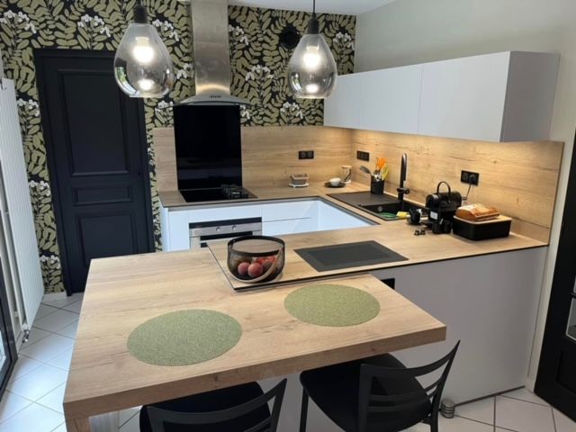 Cuisine équipée avec table de repas intégrée