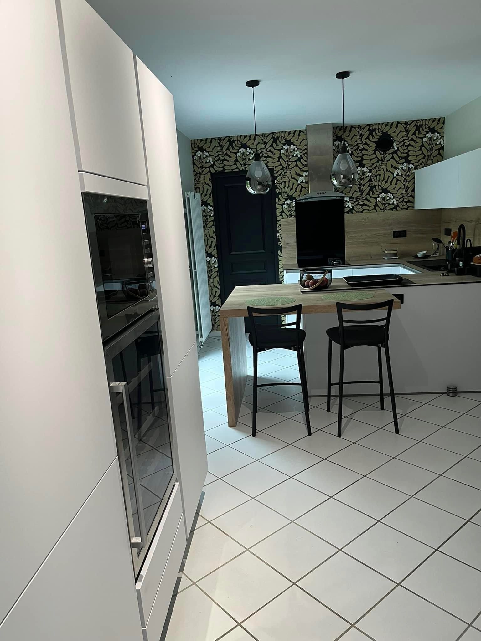 Partie frigo et rangements d'une cuisine