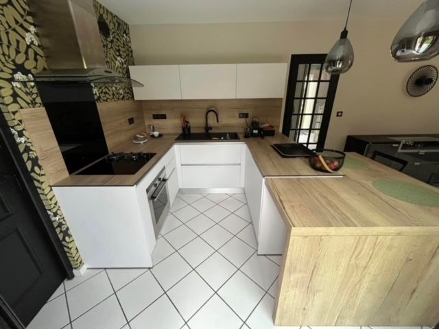 Petite cuisine avec un carrelage blanc au sol