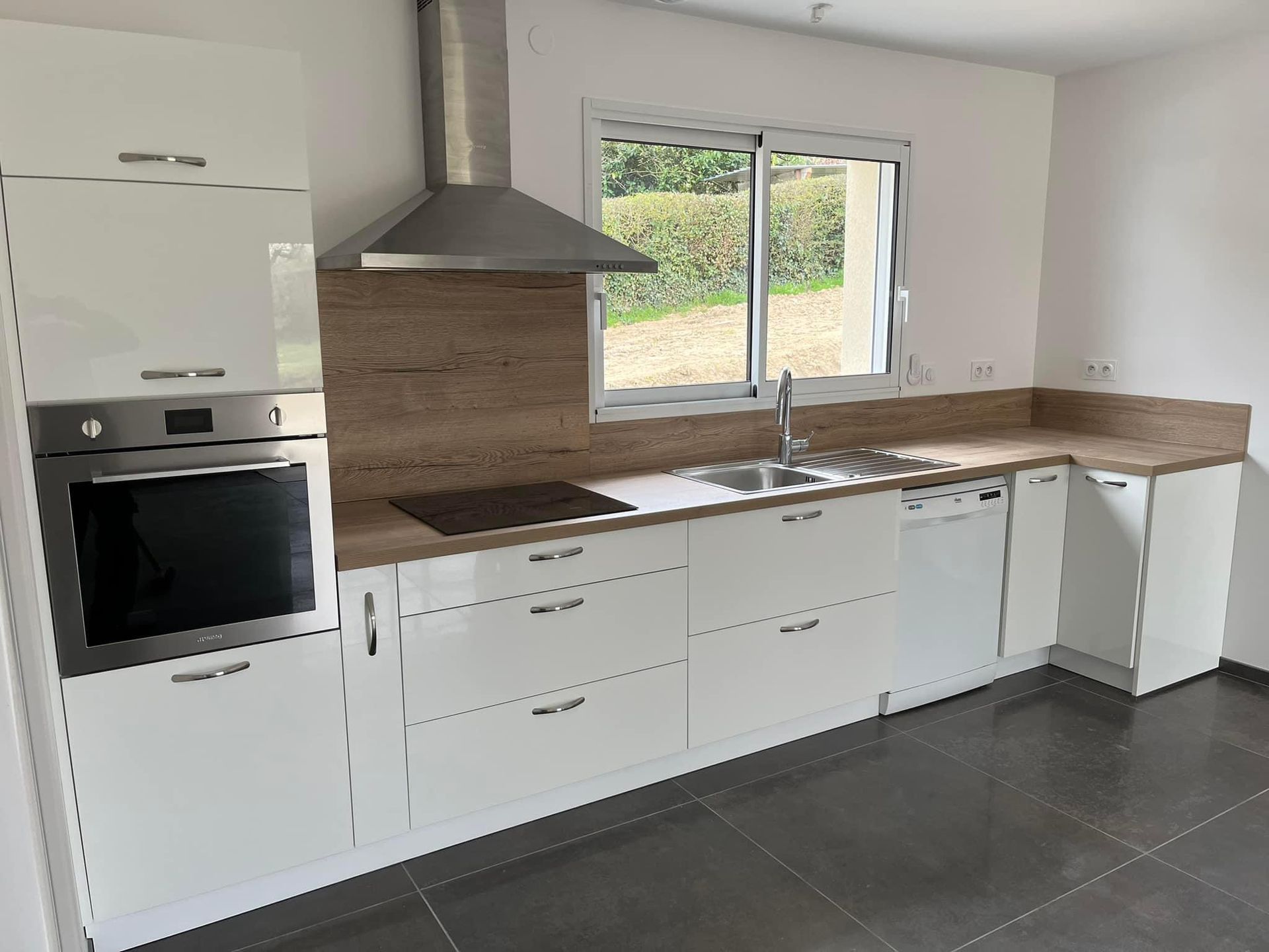 Cuisine blanche avec plan de travail en bois