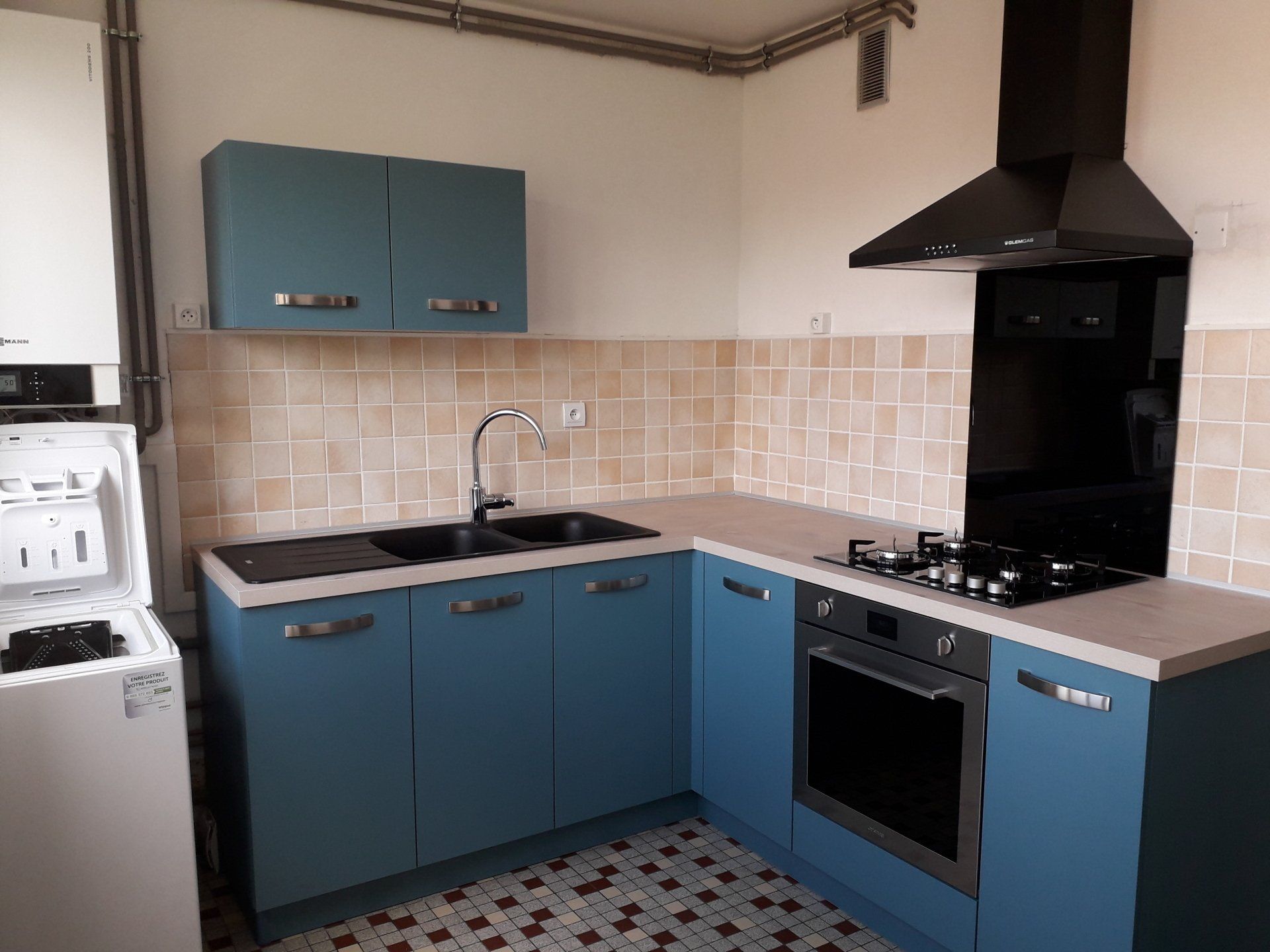 Plan de travail d'une cuisine aux meubles bleus